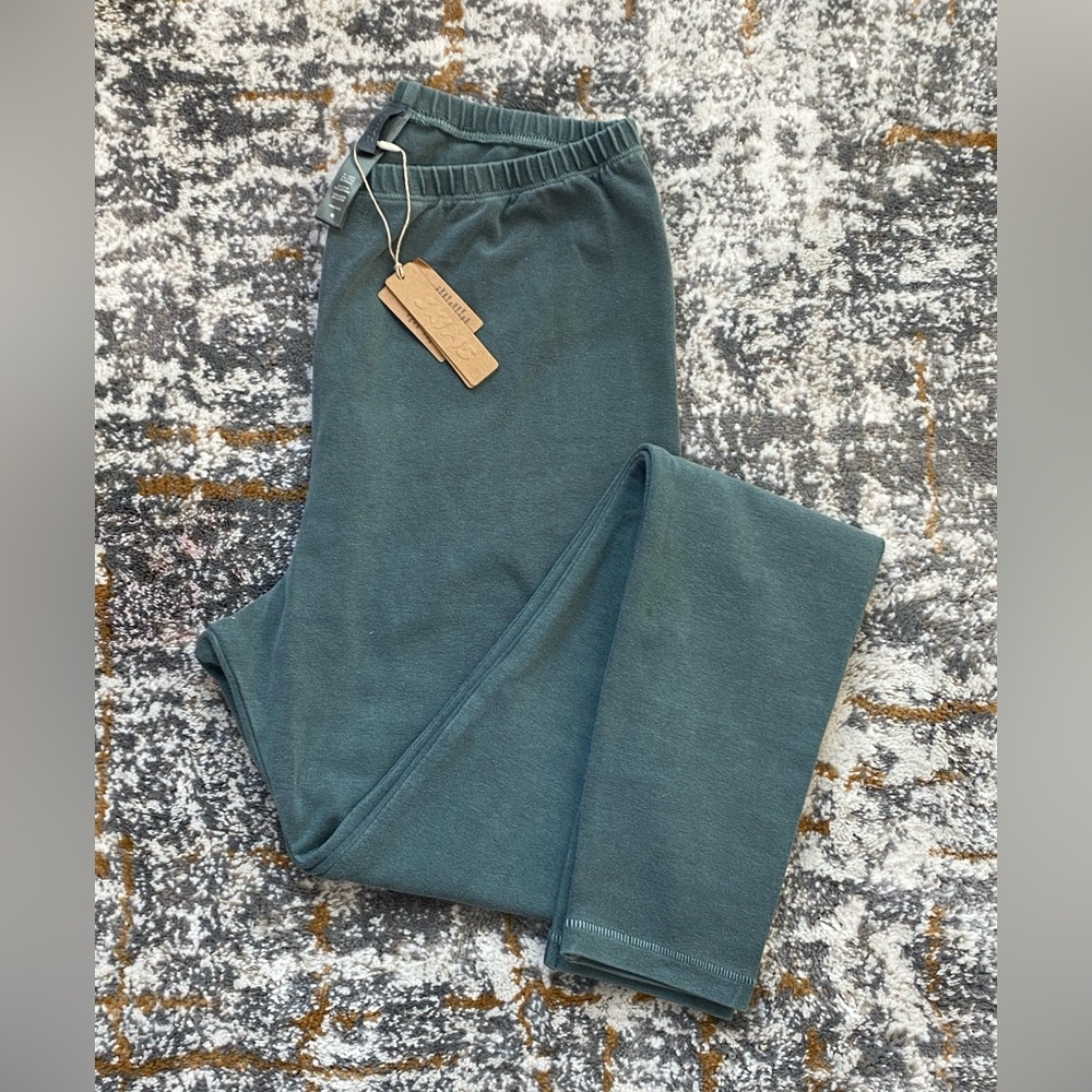 SKIMS Outdoor Basic leggings size Medium Color Malachite Sold out in stores NWT